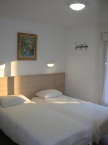 Un ou plusieurs lits dans un hébergement de l'établissement Hotel Darcet