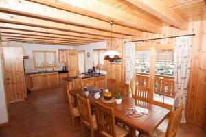 cocina y comedor con mesa de madera y sillas en Chalet Marie-Rose, en Veysonnaz