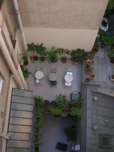 een uitzicht op een patio met potplanten bij Hotel Darcet in Parijs