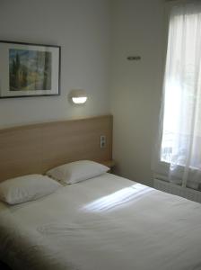 Postel nebo postele na pokoji v ubytování Hotel Darcet