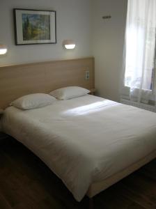 Postel nebo postele na pokoji v ubytování Hotel Darcet
