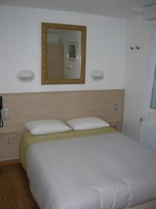 Postel nebo postele na pokoji v ubytování Hotel Darcet