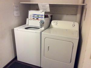una lavadora y secadora en una esquina de una habitación en Sports Club Motel en Wayne