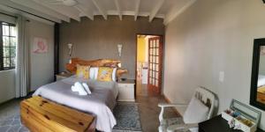 Postel nebo postele na pokoji v ubytování The Birdhouse Bed & Breakfast #NO Loadshedding #Solar Energy