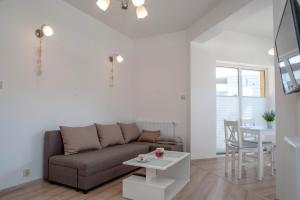 sala de estar con sofá y mesa en Apartamenty Magnat en Pogorzelica