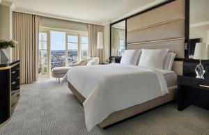 ein Hotelzimmer mit großem Bett und Balkon in der Unterkunft Four Seasons Hotel Los Angeles at Beverly Hills in Los Angeles + 49 Fotos