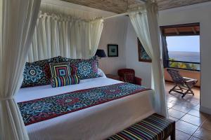 una camera da letto con un letto con vista sull'oceano di Villas at Stonehaven a Black Rock