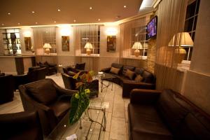 eine Lobby mit Sofas und einem TV in einem Zimmer in der Unterkunft Apartments Hotel Petersburg in Düsseldorf