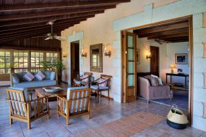 sala de estar con sofá y mesa en Villas at Stonehaven, en Black Rock