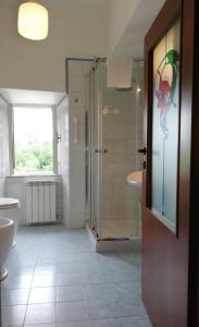 y baño con ducha y lavamanos. en La Casa del Fotografo, en Colle Val D'Elsa