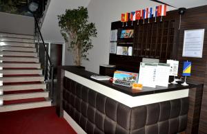 eine Lobby mit einer Theke und einer Treppe in der Unterkunft Hotel Malta in Mostar