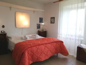 1 dormitorio con 1 cama con manta roja en La Casa del Fotografo, en Colle Val D'Elsa