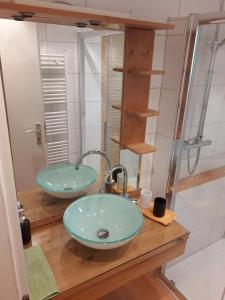 een badkamer met 2 wastafels en een spiegel bij Haus Bergreich in Schönau am Königssee