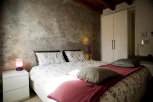 1 dormitorio con 1 cama y armario blanco en Camera 40, en Gorgonzola
