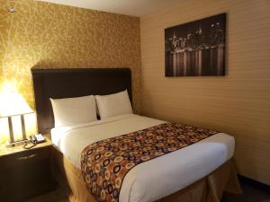 Postel nebo postele na pokoji v ubytování Elmhurst Hotel