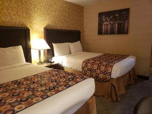 Postel nebo postele na pokoji v ubytování Elmhurst Hotel