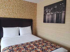 Postel nebo postele na pokoji v ubytování Elmhurst Hotel