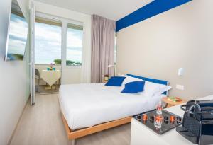 Llit o llits en una habitació de Amarina Hotel