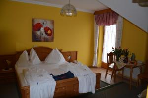 Łóżko lub łóżka w pokoju w obiekcie Pension Restaurant Rosenberg