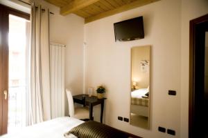 a bedroom with a bed and a mirror and a table at Camera 40 in Gorgonzola