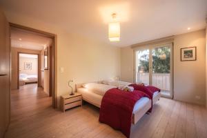 ヴェンゲンにあるChalet Brunner 4のベッドと大きな窓のある寝室 +24枚の写真