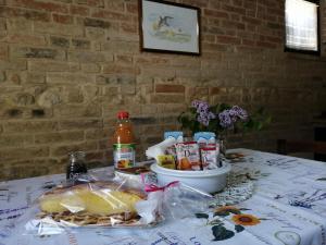 una mesa con un montón de comida. en Antica Dimora, en Sarnano