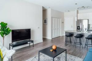 2BR Cheerful Stylish Apartment 20mins to Chicago