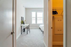 2BR Cheerful Stylish Apartment 20mins to Chicago
