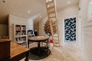 um quarto com uma mesa de madeira e uma estante de livros em Hotel Nestor & Restaurant Back Pocket em Korppoo