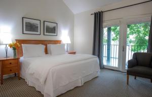 מיטה או מיטות בחדר ב-Southbridge Napa Valley