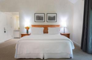 מיטה או מיטות בחדר ב-Southbridge Napa Valley