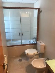 e bagno con servizi igienici, doccia e lavandino. di Habitación doble independiente con baño compartido a Granada