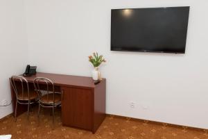Televízia a/alebo spoločenská miestnosť v ubytovaní Penzión Poľovník