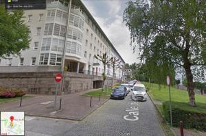 ulica z samochodami zaparkowanymi przed budynkiem w obiekcie CON PARKING, LocalizacIon Sensacional w Santiago de Compostela