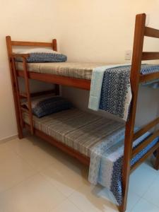 two bunk beds sitting next to each other in a room at Hospedagem Céu Azul in Cachoeira Paulista