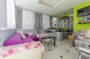 ein Wohnzimmer mit einem lila Sofa und einem Tisch in der Unterkunft Apartment Ljubica in Vodice