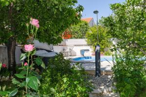 Ein Garten an der Unterkunft Apartment Ljubica