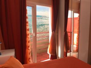 プエルト・デ・サンティアゴにあるHouse in Puerto Santiago, to the beach 100 meters !!!の海の景色を望む窓付きのベッドルーム1室