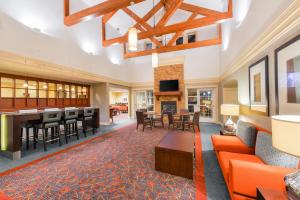 sala de estar con muebles de color naranja y chimenea en Residence Inn Baltimore White Marsh en Baltimore