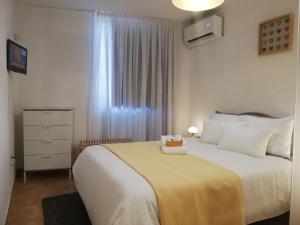 um quarto com uma cama grande e uma janela em Casa São Dinis no Porto