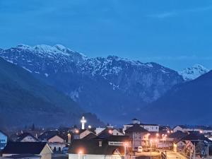 una piccola cittadina con una montagna sullo sfondo di Hotel Rosi a Gusinje