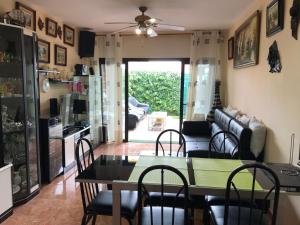 comedor y sala de estar con mesa y sillas en Holiday Home Bungamar, en Playa de las Américas