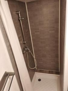 a shower with a hose in a bathroom at Appartement T2 quartier château de Pau in Pau
