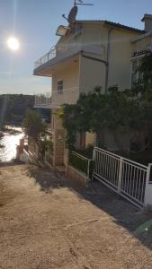 Výhled na řeku, která protéká v blízkosti apartmánu