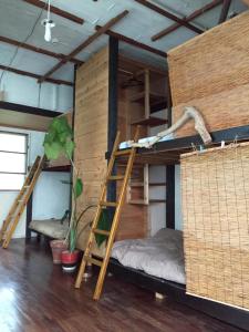 那覇市にある旭ゲストハウスのはしご付きの部屋の二段ベッド1台分です。
