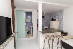 Apartamento do Padin 2-2ª Praia في مورو دي ساو باولو: مطبخ مع اثنين من المقاعد في غرفة