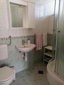 Ένα μπάνιο στο Apartments Emmas studio