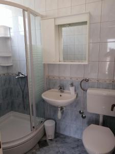 Ένα μπάνιο στο Apartments Emmas studio +18 φωτογραφίες