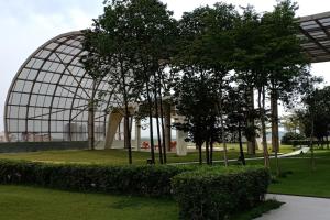 uma cúpula de vidro num parque com árvores e arbustos em Manee Home Kota Damansara em Kuala Selangor