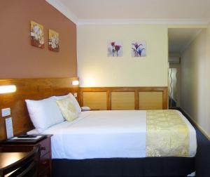 Postel nebo postele na pokoji v ubytování Highway Motor Inn Taree